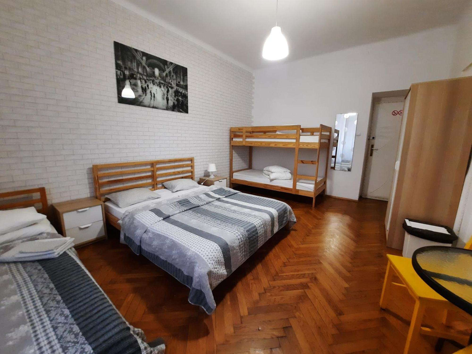 Lorf Hostel&Apartments Krakau Buitenkant foto